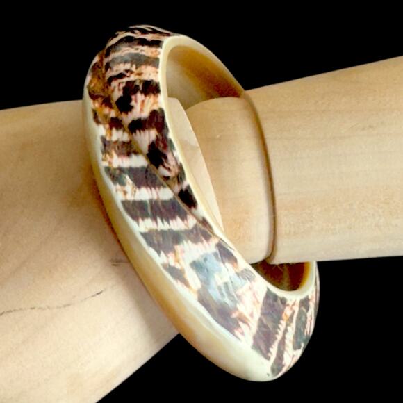 Vintage Carved Tiger Cowrie Polished Shell Bangle Bracelet Mother of Pearl Boho - Picture 2 of 14